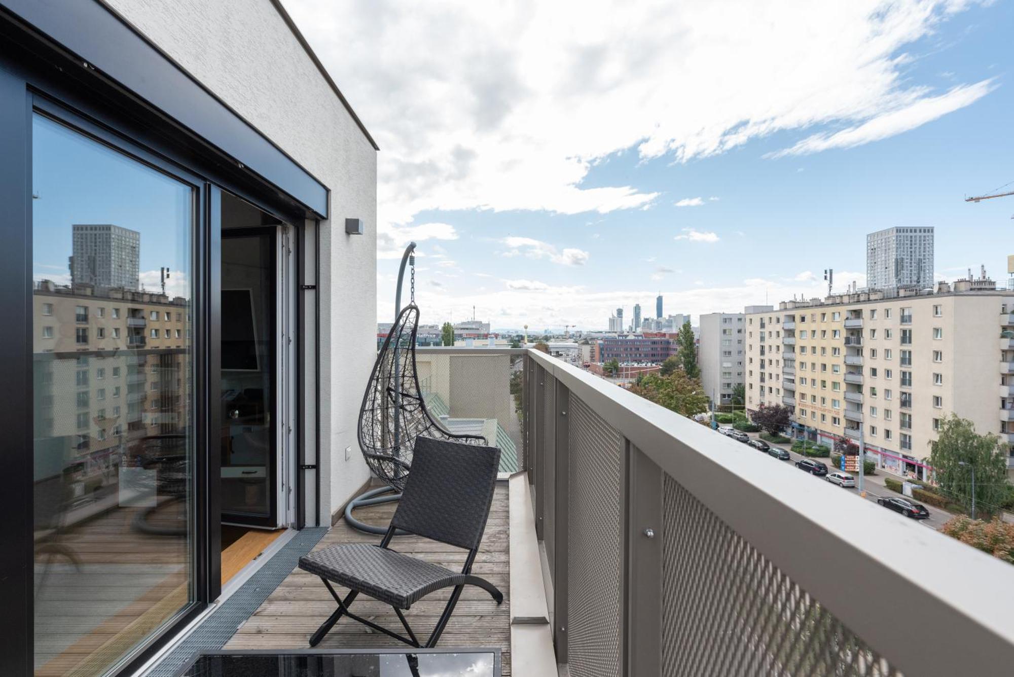 Luxurious Living With Beautiful Terrace *
